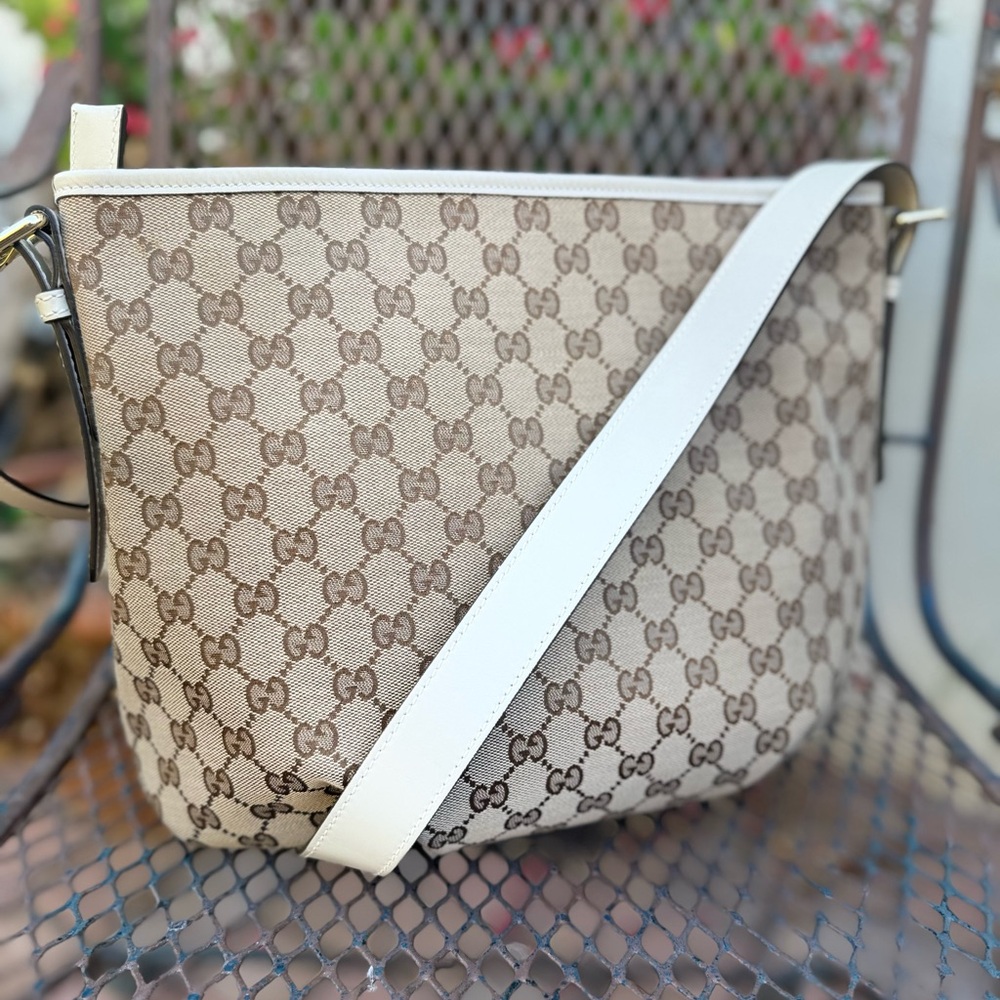Gucci Beige Monogram Shoulder Bag - Picture 3 of 16